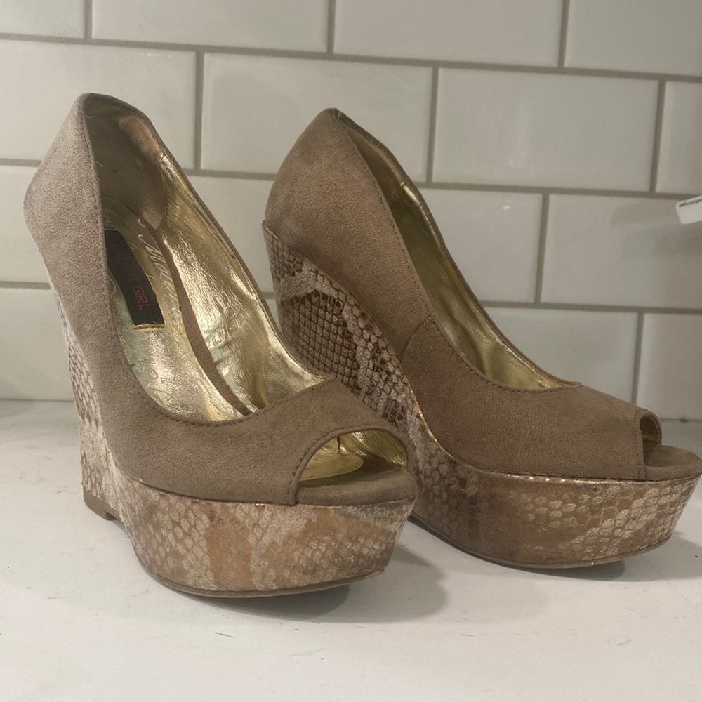 Wedge tan and gold shoes